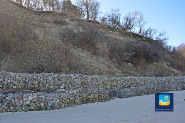  Ochronę klifu przed morzem stanowią kamienie na plaży i dnie morskim,  które zwieziono w okresie międzywojennym, w celu umocnienia brzegu.