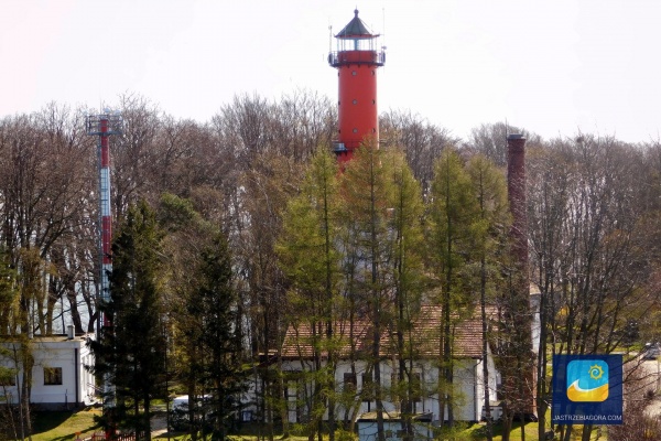 Widok na latarnię Rozewie I z tarasu widokowego latarni Rozewie II