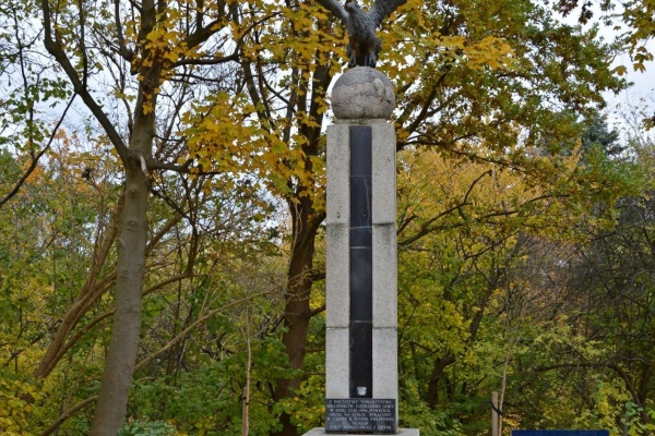 Obelisk, zwieńczony kulą z orłem wzbijającym się do lotu, upamiętniający miejsce lądowania króla Zygmunta III Wazy, powracającego wraz z armią z nieudanej wyprawy po koronę Szwecji.