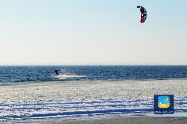 Jak widać kitesurfing można uprawiać również zimą.