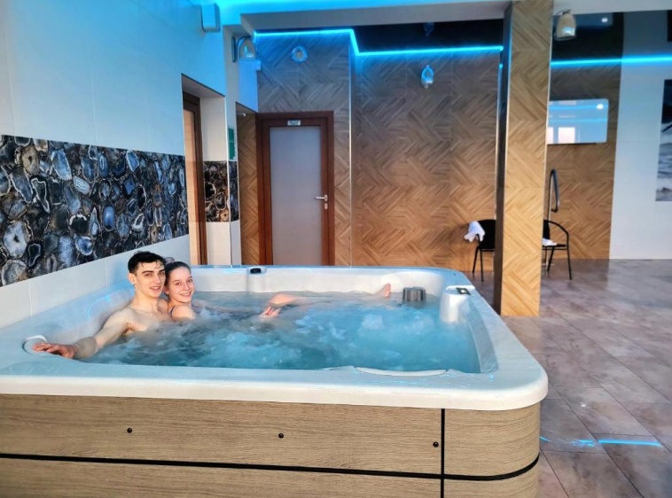 Dom Jastrzębia z basenem i jacuzzi Jacuzzi?v=1.0