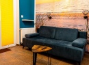 Apartament B61 - salon z 2-osobową rozkładaną sofą