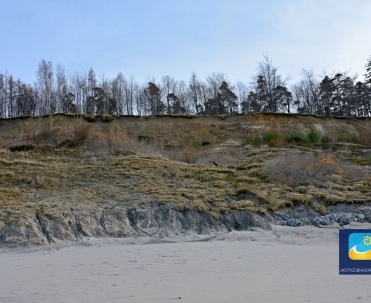Klifowe wybrzeże oddziela miejscowość od plaży.