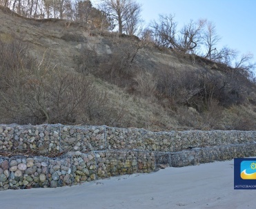  Ochronę klifu przed morzem stanowią kamienie na plaży i dnie morskim,  które zwieziono w okresie międzywojennym, w celu umocnienia brzegu.