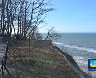 Do klifu dojść można m.in. głównym deptakiem – Promenadą Światowida.