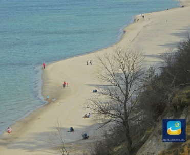 Widok na plażę w Jastrzębiej Góry, której  szerokość dochodzi niekiedy do 200 metrów.