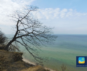 Przez jastrzębski klif przebiega niebieski szlak turystyczny, będący kontynuacją szlaku rozewskiego.