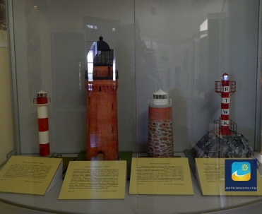 We wnętrzu latarni znajduję się Muzeum Latarnictwa Morskiego, gdzie możemy zobaczyć makiety i eksponaty latarni morskich na polskim wybrzeżu