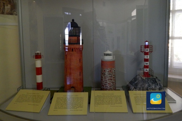 We wnętrzu latarni znajduję się Muzeum Latarnictwa Morskiego, gdzie możemy zobaczyć makiety i eksponaty latarni morskich na polskim wybrzeżu
