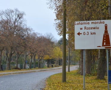 Od strony Jastrzębiej Góry do latarni morskiej Rozewie jest około 3 km, przy szosie prowadzącej w kierunku do Władysławowa