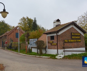 Na terenie latarni znajdują się budynki gospodarcze należące do latarników. 