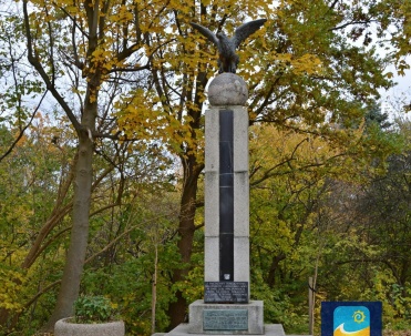 Obelisk, zwieńczony kulą z orłem wzbijającym się do lotu, upamiętniający miejsce lądowania króla Zygmunta III Wazy, powracającego wraz z armią z nieudanej wyprawy po koronę Szwecji.