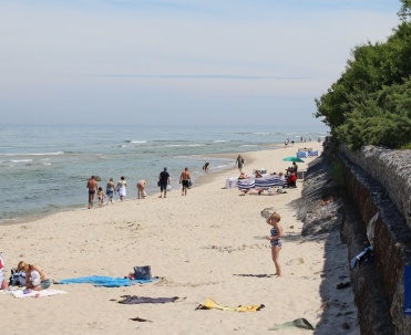 Plaża w Jastrzębiej Górze jest kamienista od wschodu,, zaś piaszczysta na zachodzie.