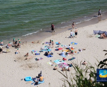 Plaża w Jastrzębiej Górze widziana z klifu.