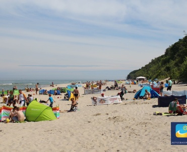 W trakcie sezonu letniego plaża tętni życiem.