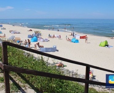 Na plażę prowadzi kilka różnych zejść; od wysokich, klifowych, po bardzo łagodne znajdujące się od strony Karwi.