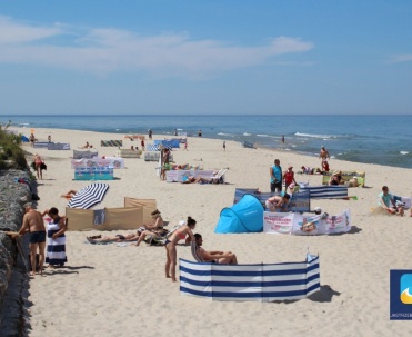 Plaża w Jastrzębiej Górze i charakterystyczny kilometrowy mur oporowy zbudowany z olbrzymich głazów.