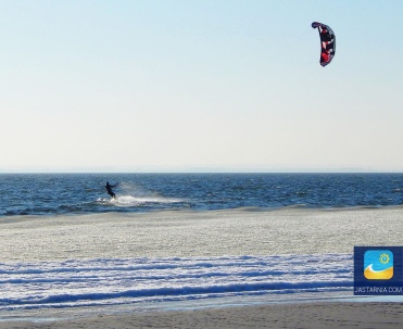 Jak widać kitesurfing można uprawiać również zimą.