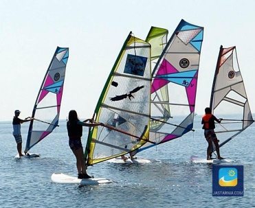 Nie próbowałeś nigdy windsurfingu? Będąc nad naszym morzem masz szansę na naukę od podstaw.