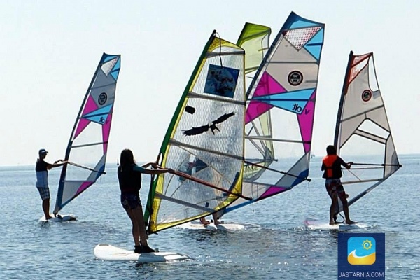 Nie próbowałeś nigdy windsurfingu? Będąc nad naszym morzem masz szansę na naukę od podstaw.